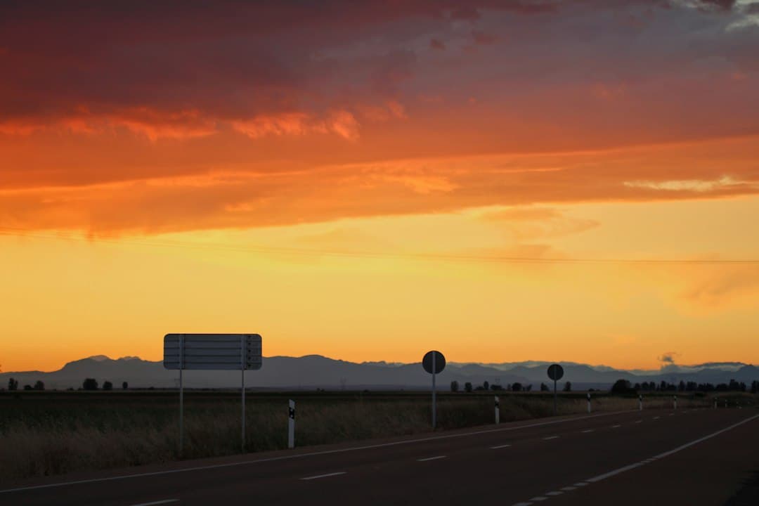 Camión blanco y negro en la carretera al atardecer, en el chat de Ugao-Miraballes
