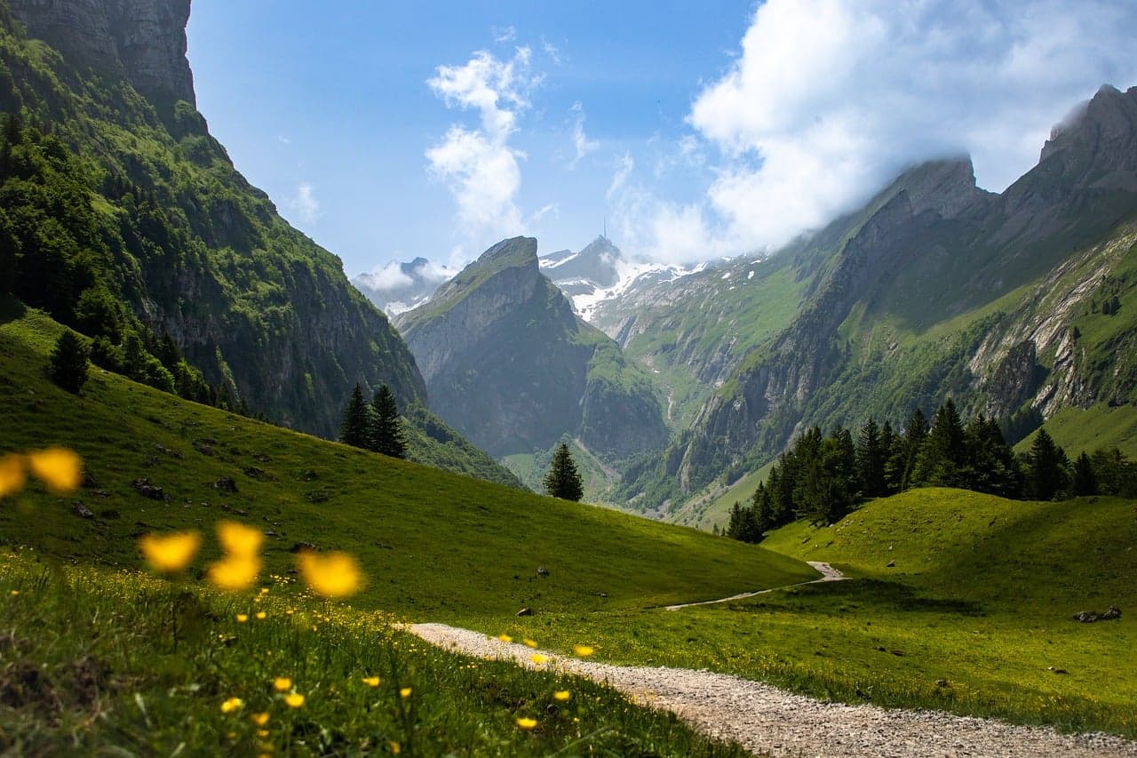 Valle alpino con lago rodeado de montañas y vegetación, en el chat de Sant Gregori