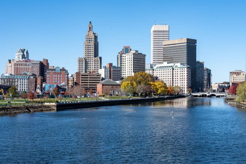 Providence muestra rascacielos y árboles otoñales sobre el río, en la sala de chat de Providence