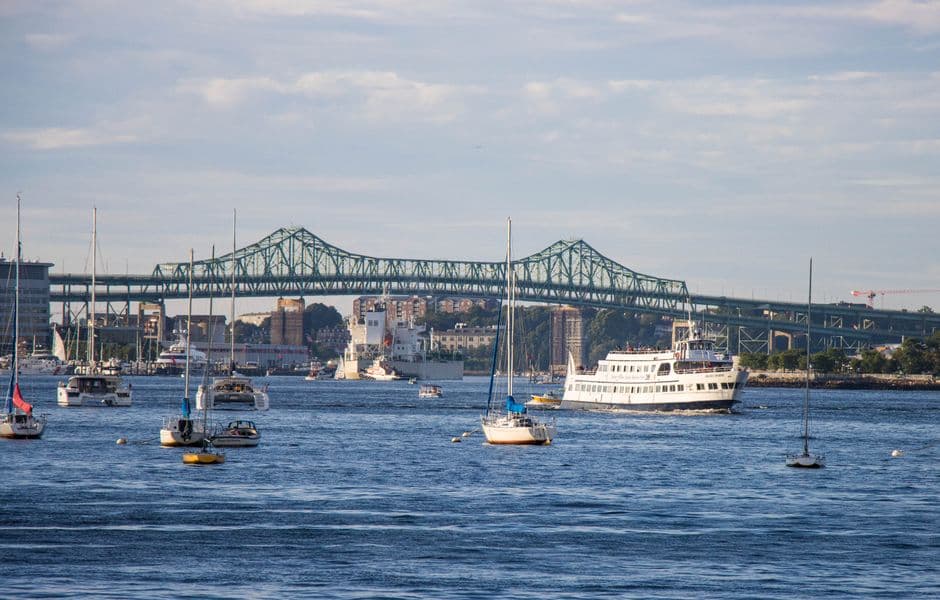 Puente conmemorativo Maurice J. Tobin sobre el río Mystic, en el chat de Vancouver