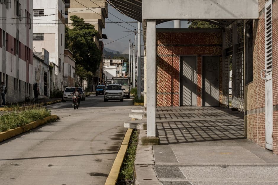 Paredes de ladrillo junto a la acera, en el chat de Mérida