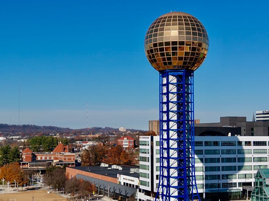 Esfera solar de Knoxville bajo cielo azul claro, en la sala de chat de Knoxville