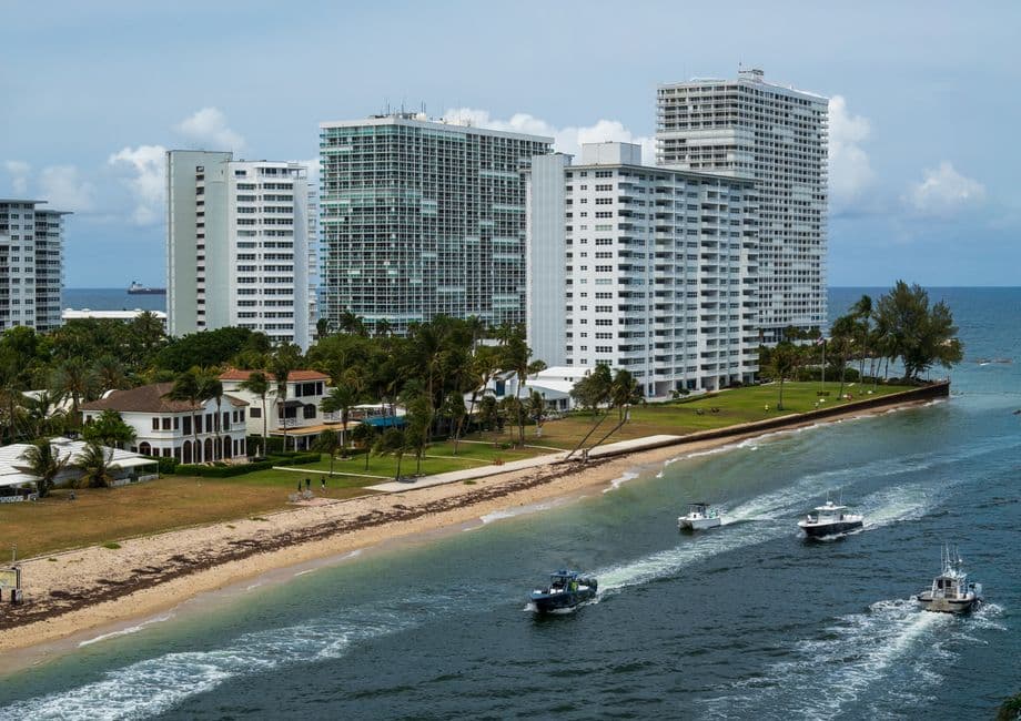 Rascacielos frente al mar con barcos amarrados, en la sala de chat de Fort Lauderdale