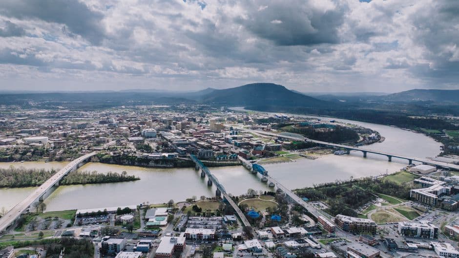 Vista aérea del río Tennessee serpenteando entre colinas verdes, en el chat de Chattanooga