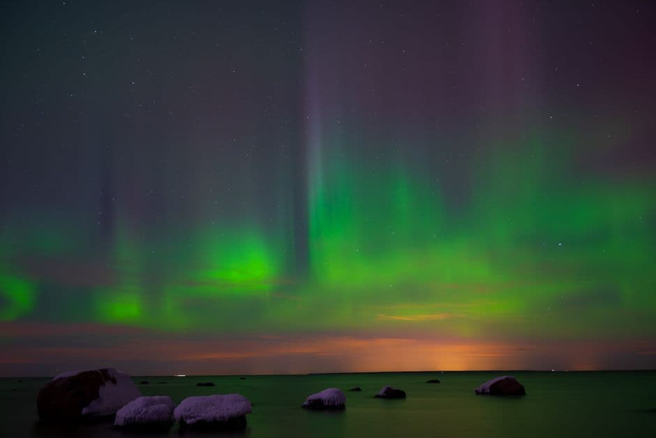 Aurora verde sobre la costa del mar estonio, en la sala de chat de Aurora