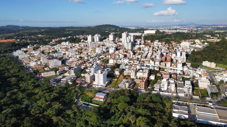 Vista aérea de una ciudad con calles y edificios, en el chat de Novo Hamburgo