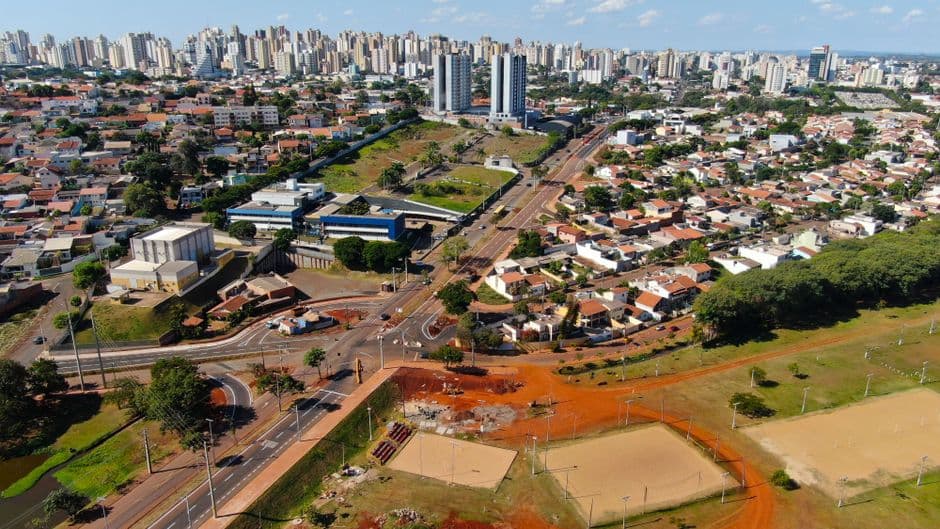 Edificios y casas alineados bajo un cielo azul claro, en la sala de chat de Ipatinga