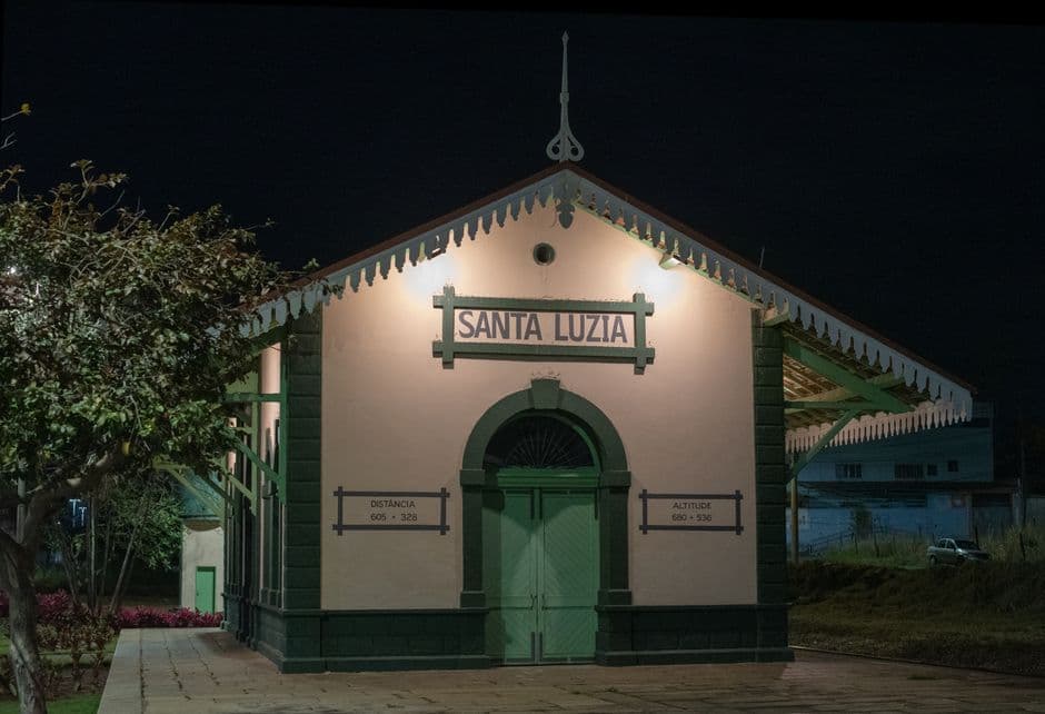 Vista nocturna de la estación de tren, en el chat de Santa Luzia