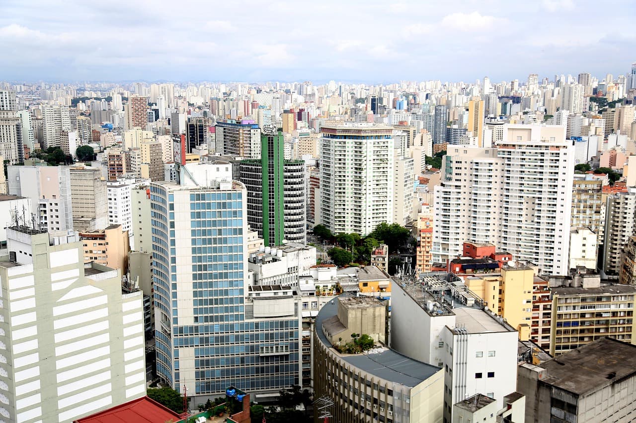 Vista aérea de edificios urbanos, en el chat de São Leopoldo