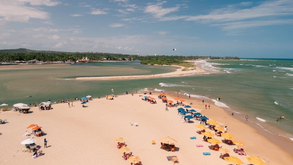 Playa de Lauro de Freitas aérea, arena y mar, en el chat de Lauro de Freitas