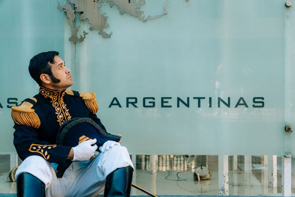 Guardia argentino uniformado frente al Obelisco, en la sala de chat de Villa de Mayo