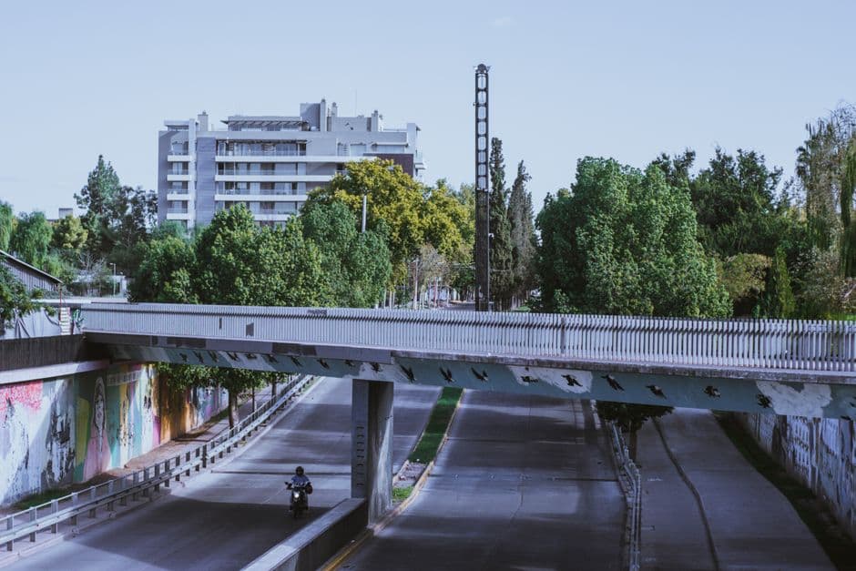 Puente peatonal sobre una calle transitada, en la sala de chat de Villa Fiorito