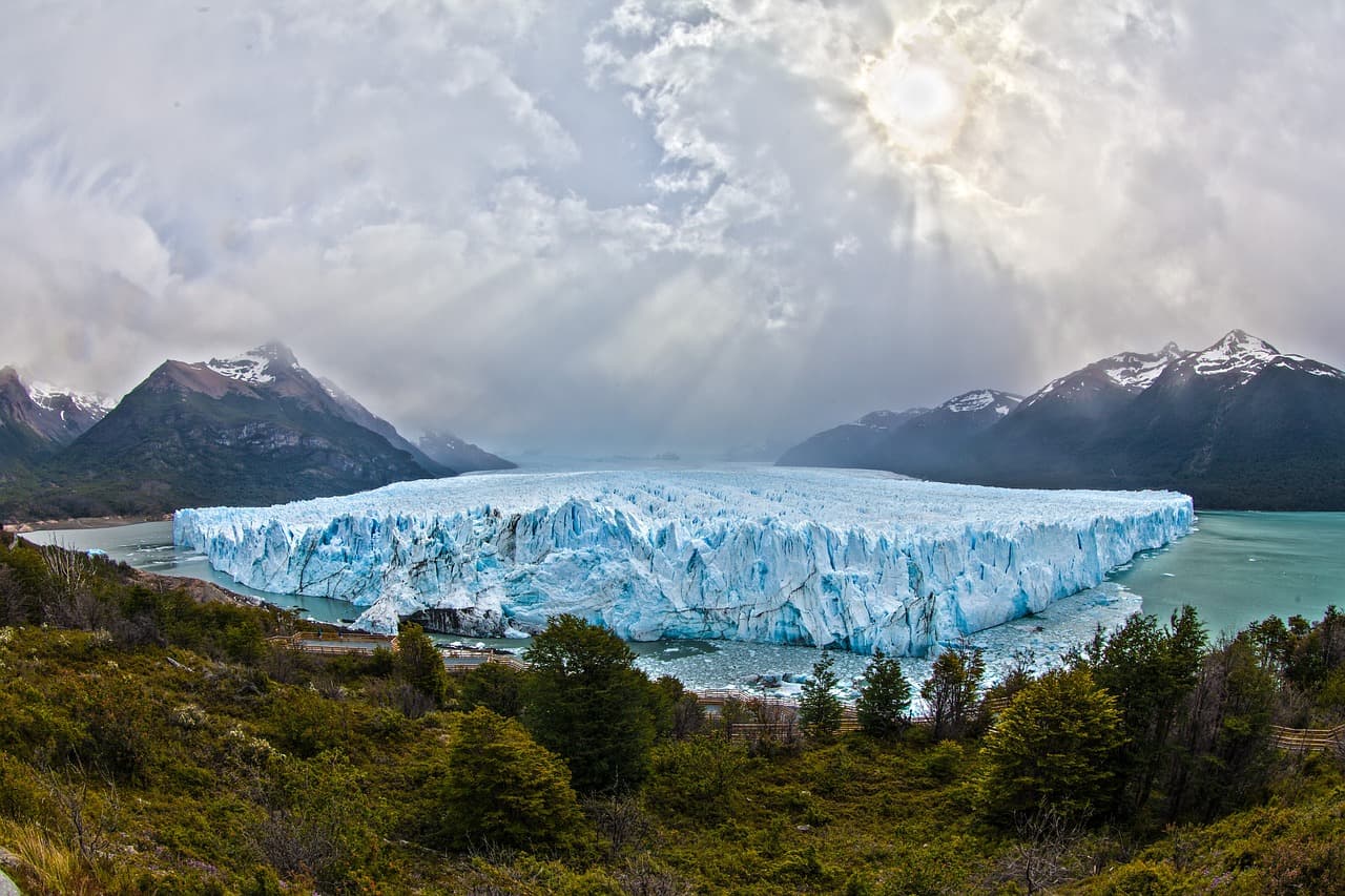 Glaciar azul con crestas de hielo y montañas nevadas, en la sala de chat de Llavallol