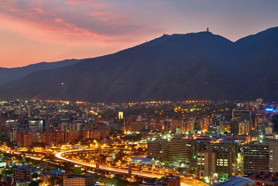 Edificios urbanos cerca de una montaña durante la noche, en la sala de chat de Ciudad Guayana