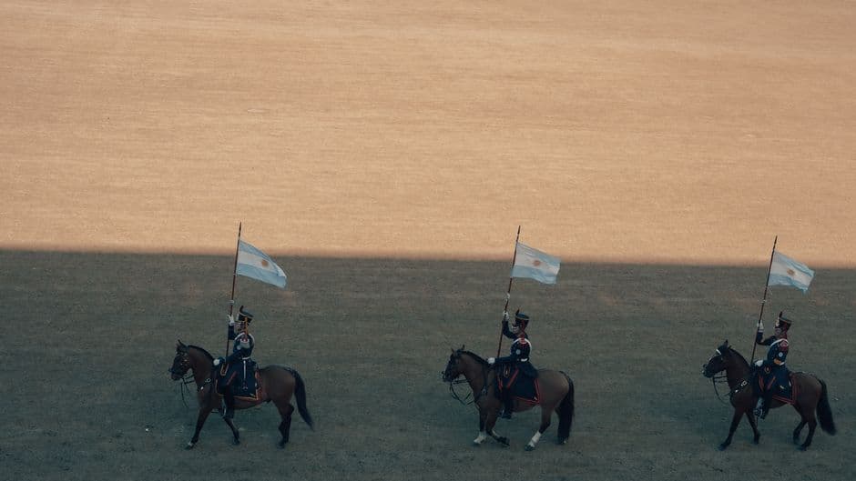 Caballos de caballería con banderas desfilando en una marcha ceremonial, en el chat de Chajarí