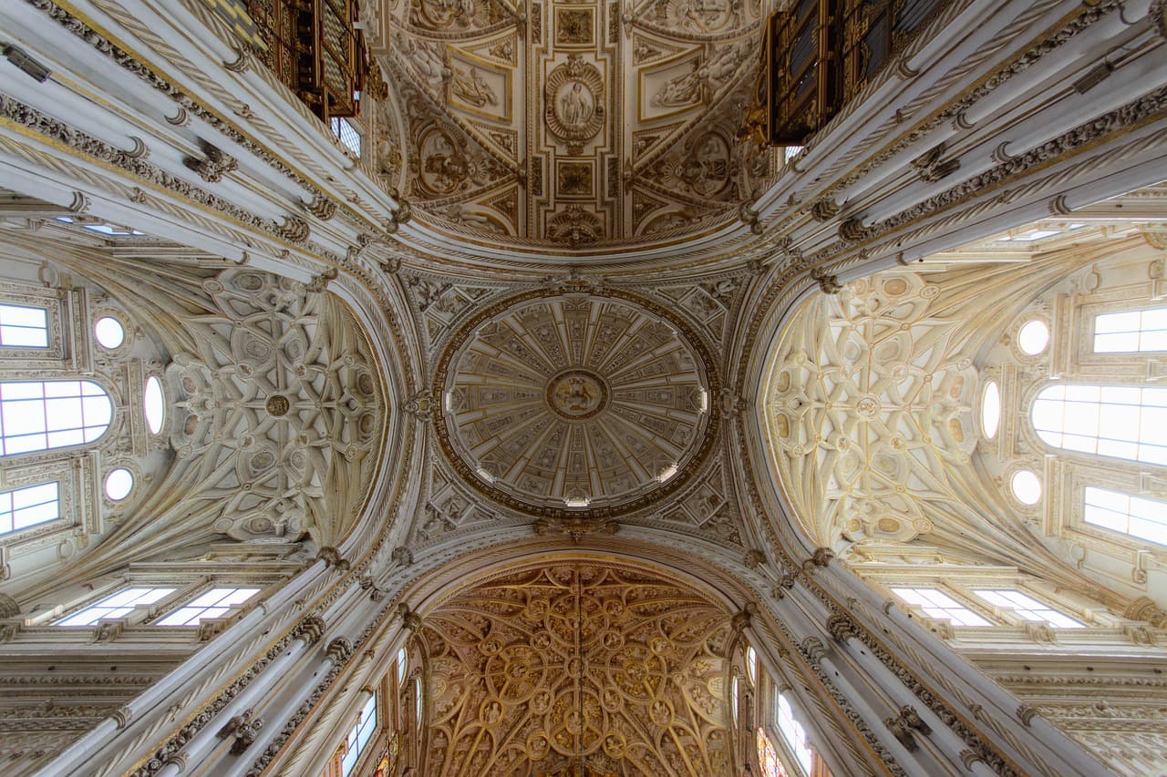 Arcos góticos y vitrales coloreados iluminan el altar, en la sala de chat de Adamuz