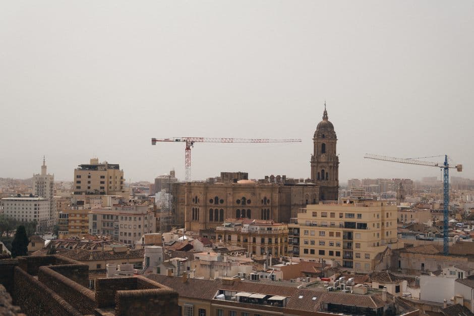 Catedral de Málaga entre edificios en construcción y grúas, en el chat de Villanueva de Algaidas