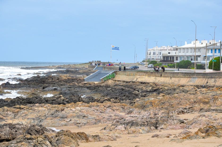 Acantilado rocoso con olas rompiendo y cielo nublado, en el chat de Paysandú
