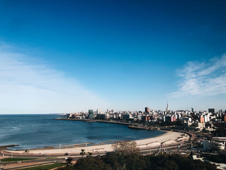 Vista de una ciudad junto al agua, en el chat de Paysandú