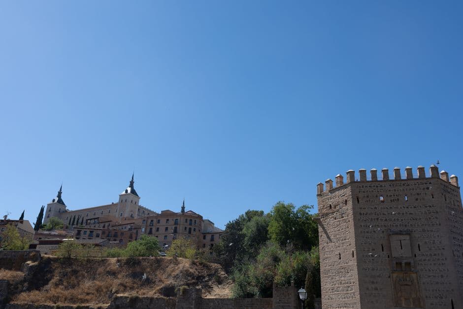 Alcázar de Toledo con torre medieval fondo, en el chat de San Bartolomé de la Torre