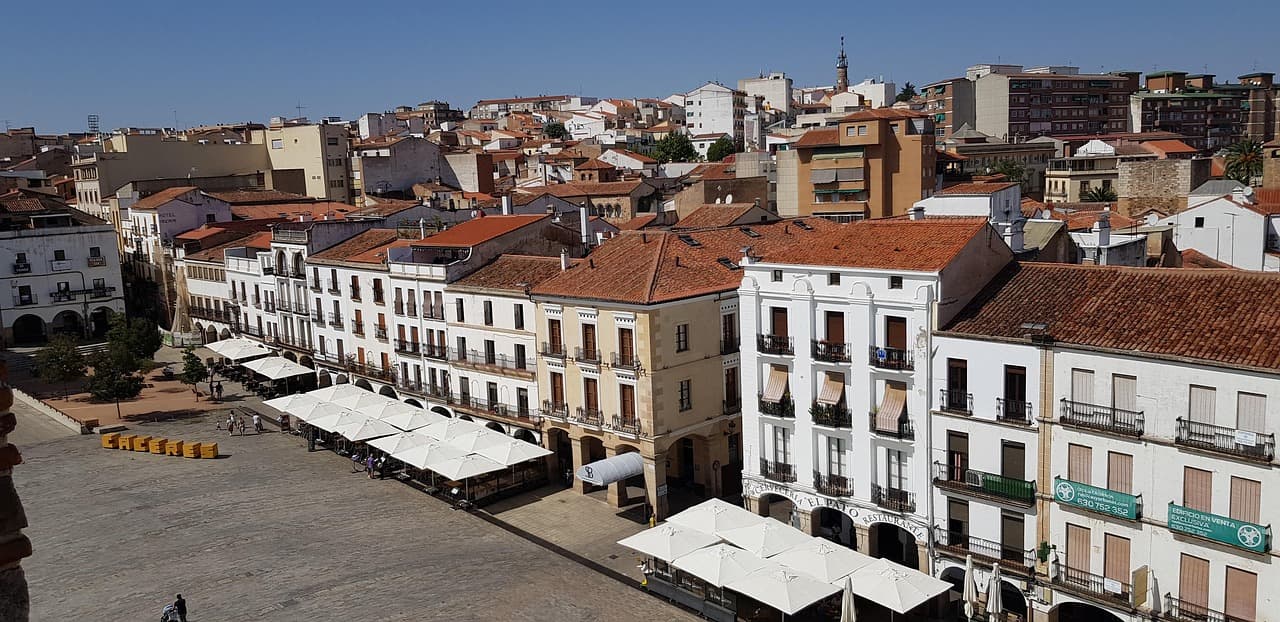 Casco de Cáceres con torres y murallas, en la sala de chat de Malpartida de Cáceres