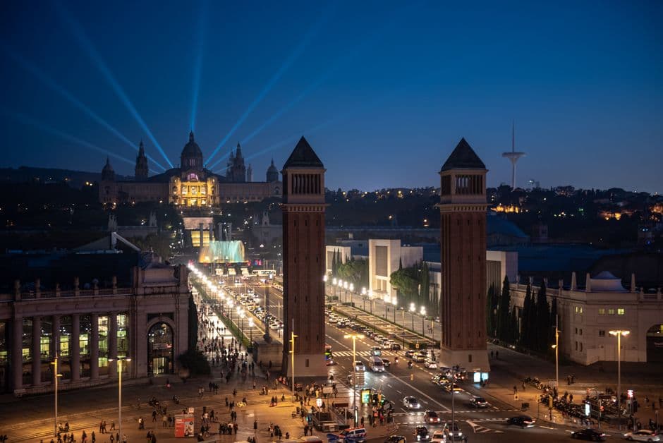 Vista nocturna de la Sagrada Familia y Torre Glòries, en la sala de chat de Balenyà