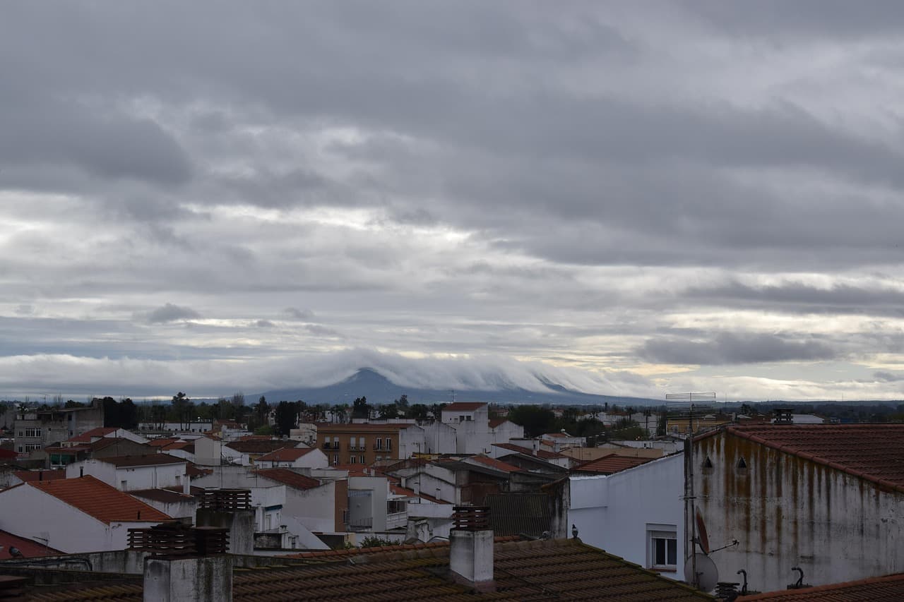 Nubes de tormenta y lluvia sobre la naturaleza, en el chat de Arroyo de San Serván