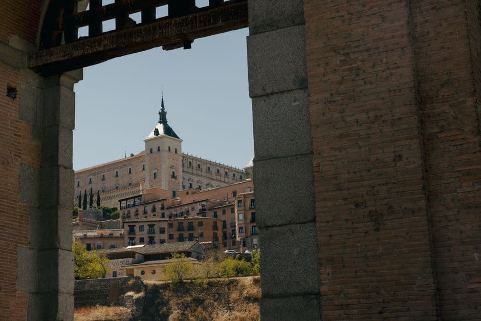 El Alcázar de Toledo se ve encuadrado bajo un arco histórico, en el chat de Iurreta