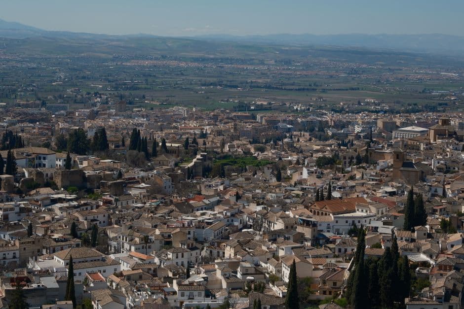 Vista del casco histórico de Granada con la Alhambra, en la sala de chat de Láchar