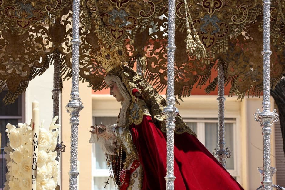 Procesión de Semana Santa con pasos y nazarenos, en la sala de chat de Santa Amalia