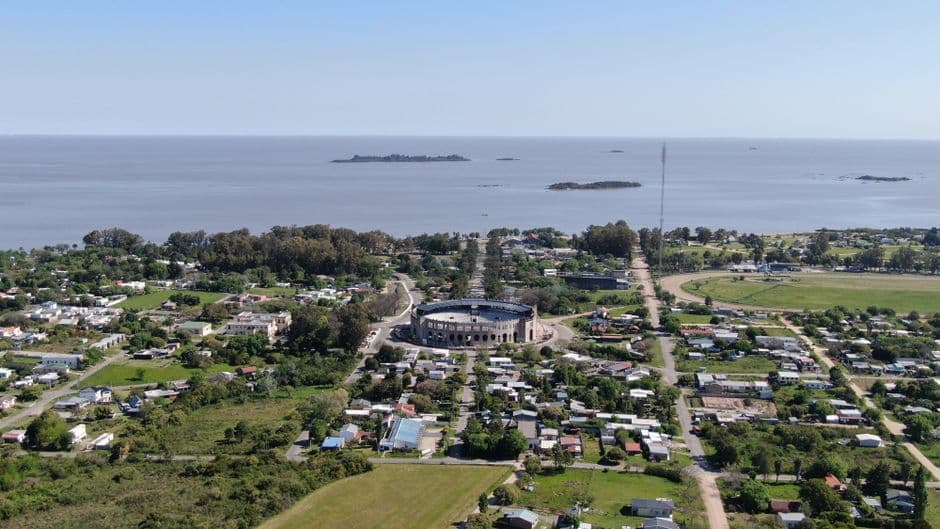 Vista aérea de un pueblo con calles en red y casas, en el chat de Rivera