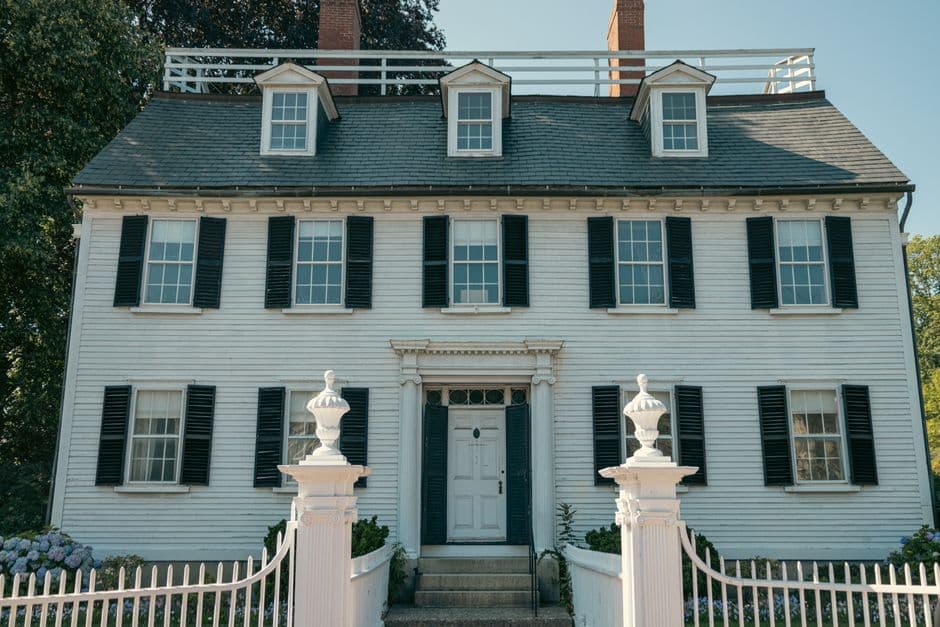 Casa colonial con fachada de ladrillos rojos y ventanales, en el chat de Salem
