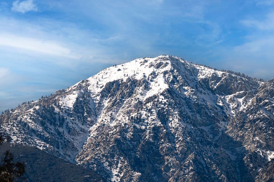 Montaña nevada con cumbre cubierta de nieve, en la sala de chat de Rancho Cucamonga