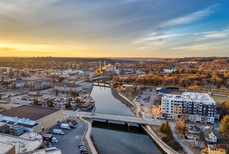 Vista aérea de un puente sobre el río al atardecer, en el chat de Rockford (condado de Winnebago, Illinois)