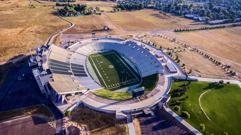 Vista aérea de un estadio gris y blanco, en el chat de Fort Collins