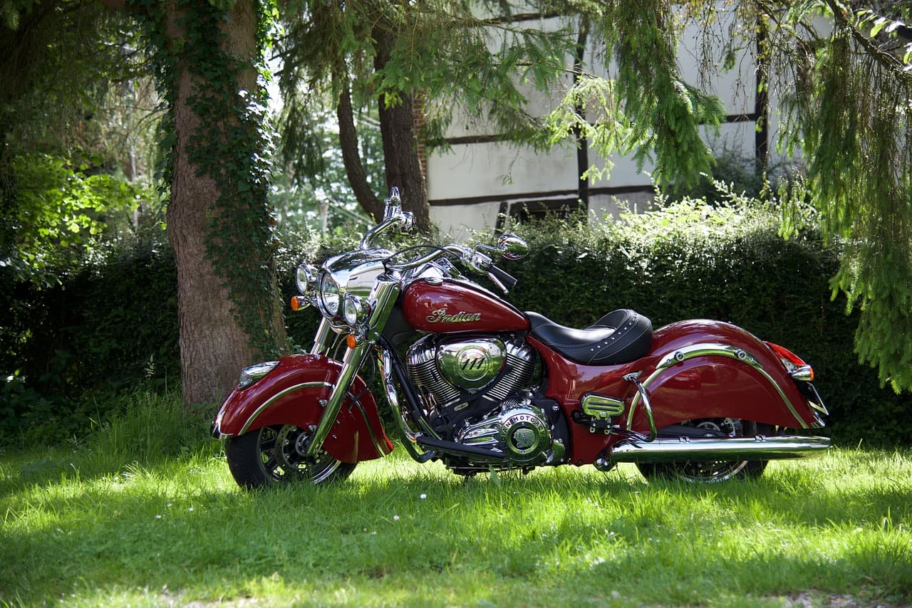 Motocicleta antigua de estilo retro, en el chat de Springfield