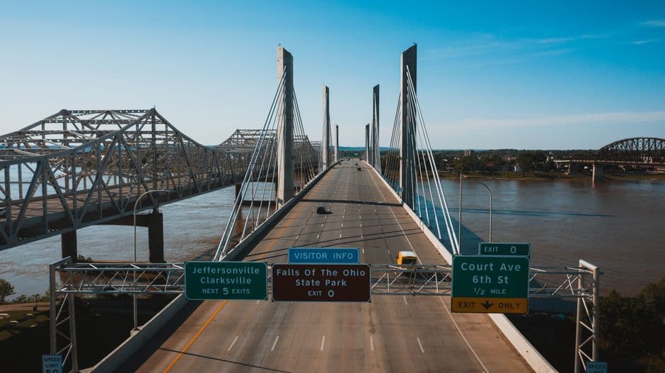 Estructura de un puente colgante, en la sala de chat de Clarksville