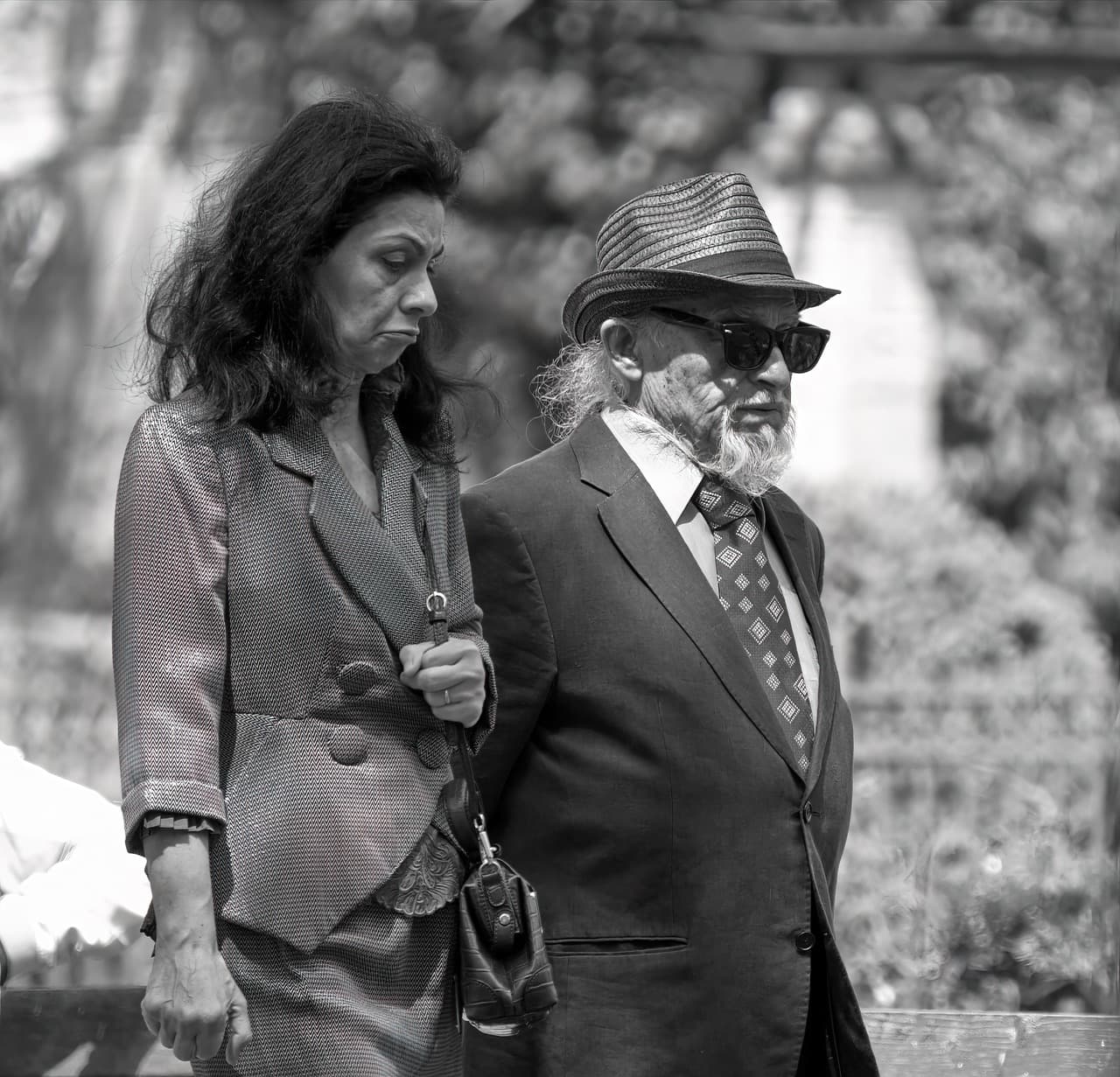 Una pareja de ancianos caminando tranquilamente, en el chat de Sobral