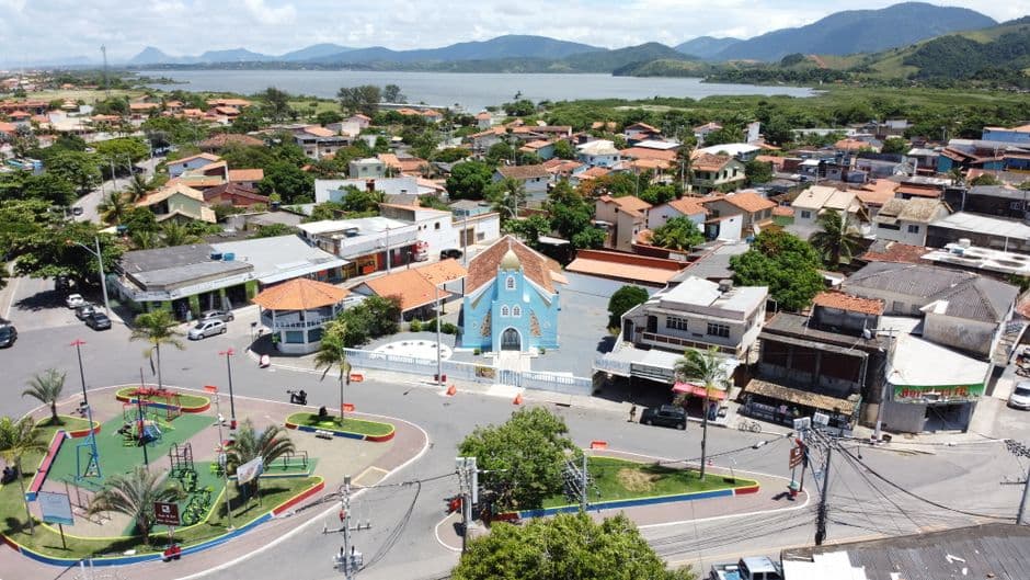 Vista aérea de una ciudad junto a un lago, en el chat de Maricá