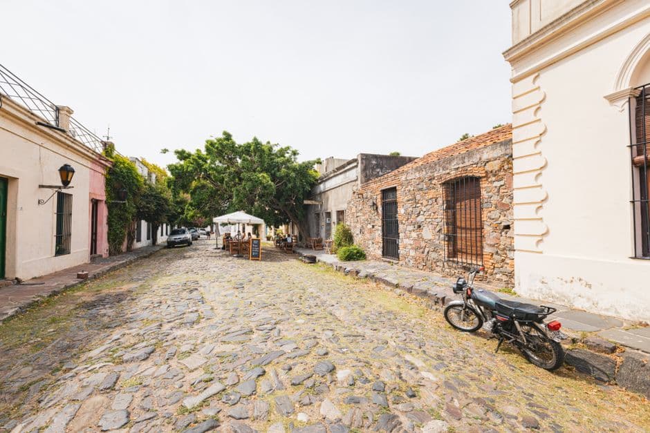 Calle empedrada con edificios antiguos, en la sala de chat de Colonia del Sacramento