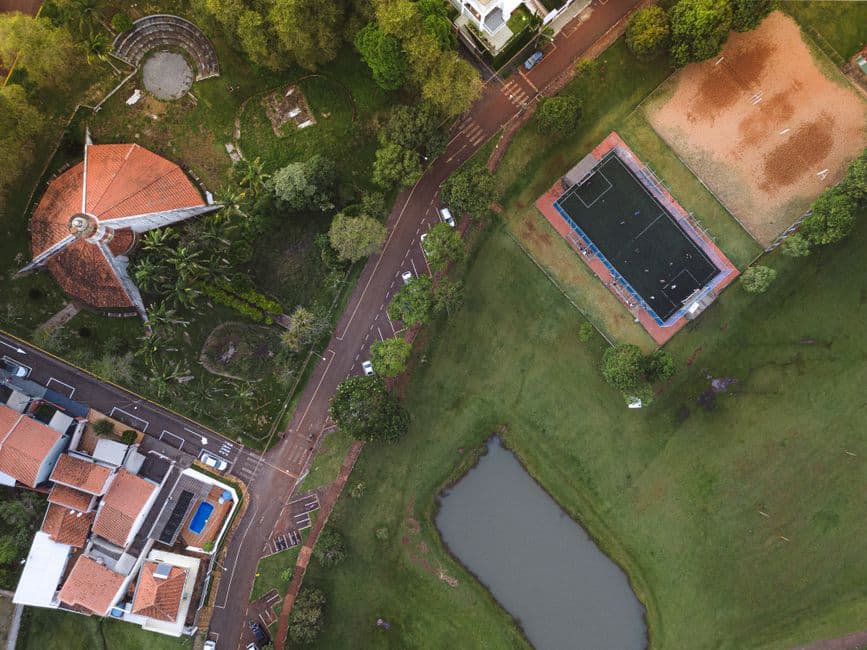 Vista aérea de un parque rodeado de casas, en el chat de Campo Limpo