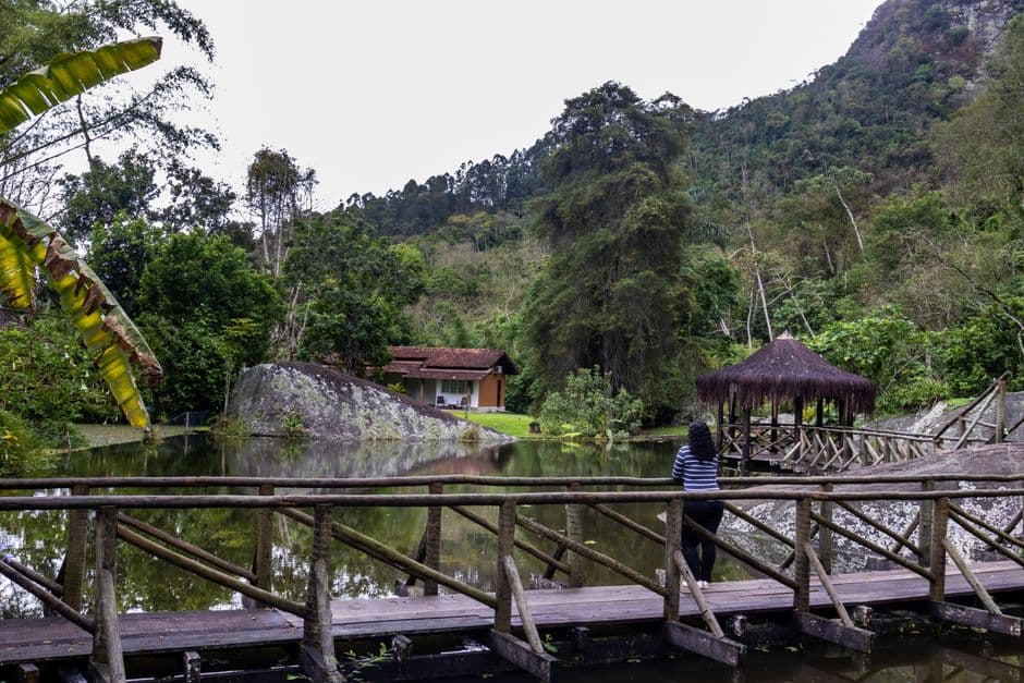 Mujer en pasarela sobre lago boscoso, en la sala de chat de Nova Friburgo