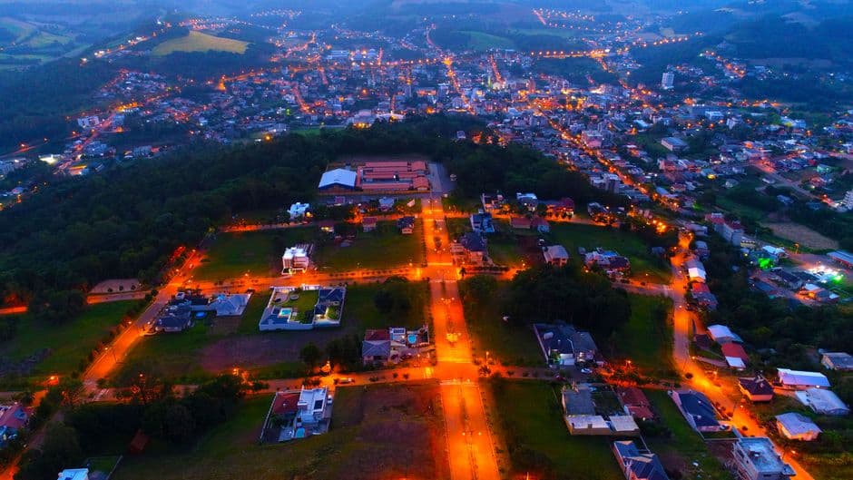Vista aérea nocturna de casas iluminadas, en el chat de Jaraguá do Sul