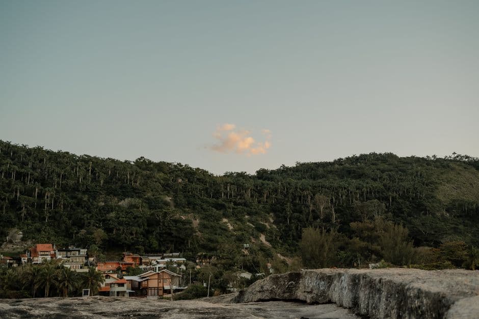 Colinas boscosas y pueblo al atardecer, en la sala de chat de Cachoeiro de Itapemirim