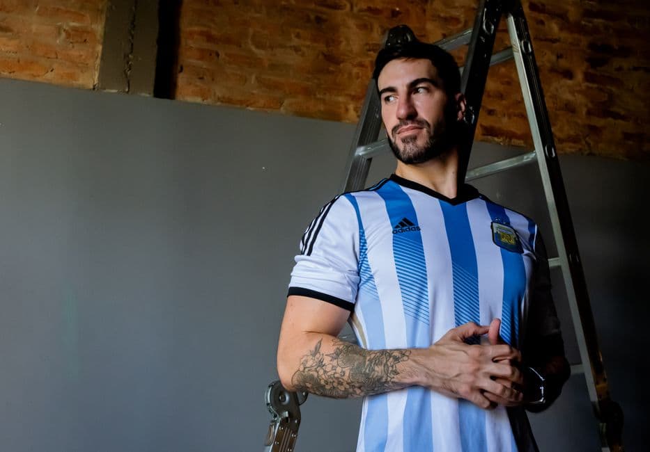Hombre con camiseta de Argentina posando dentro, en la sala de chat de Valentín Alsina