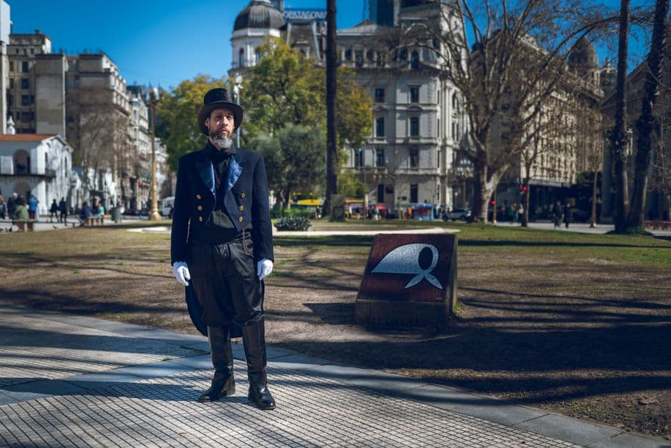 Estatua de un hombre en la Plaza de Mayo, en el chat de José Mármol