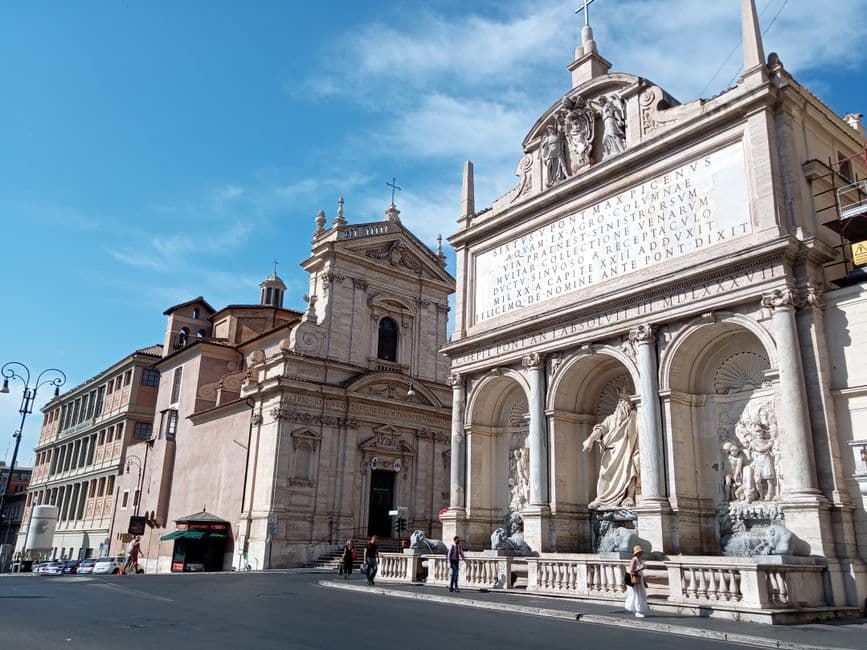 Plaza central de Roma con columnas y fuente histórica, en la sala de chat de Fontana
