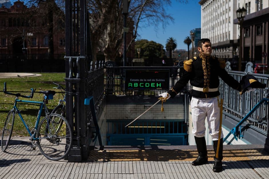 Hombre en uniforme en la entrada del subte en el chat de Baradero