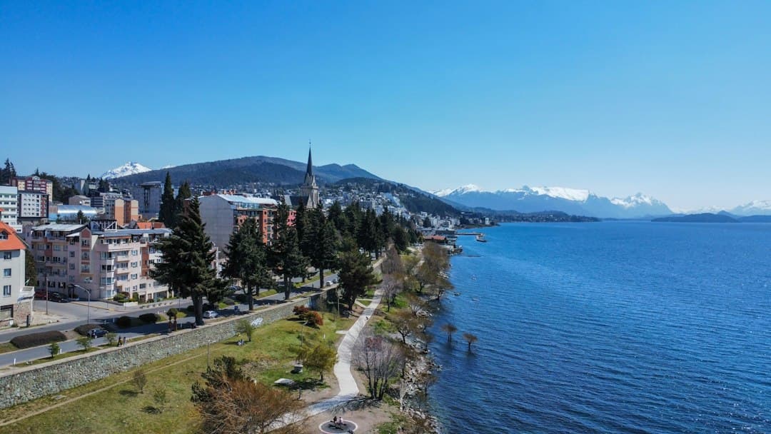 Vista aérea de una ciudad junto a un río, en el chat de San Carlos