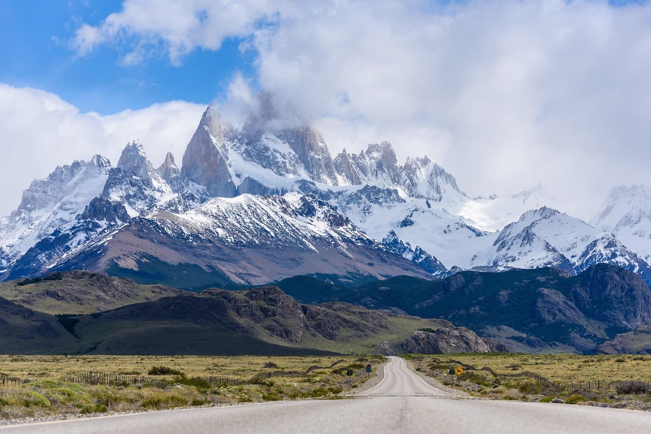Carretera entre montañas bajo cielo abierto, en la sala de chat de Parque Barón